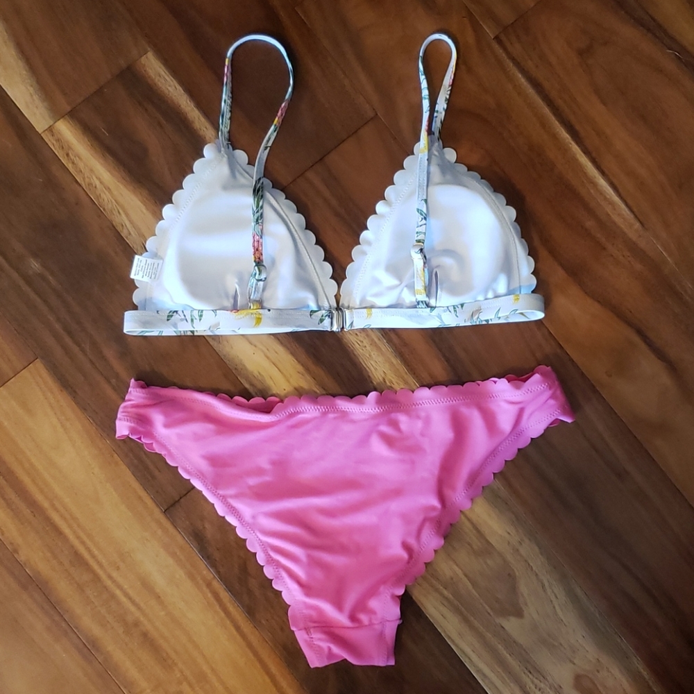Bikini - Picture 2 of 3
